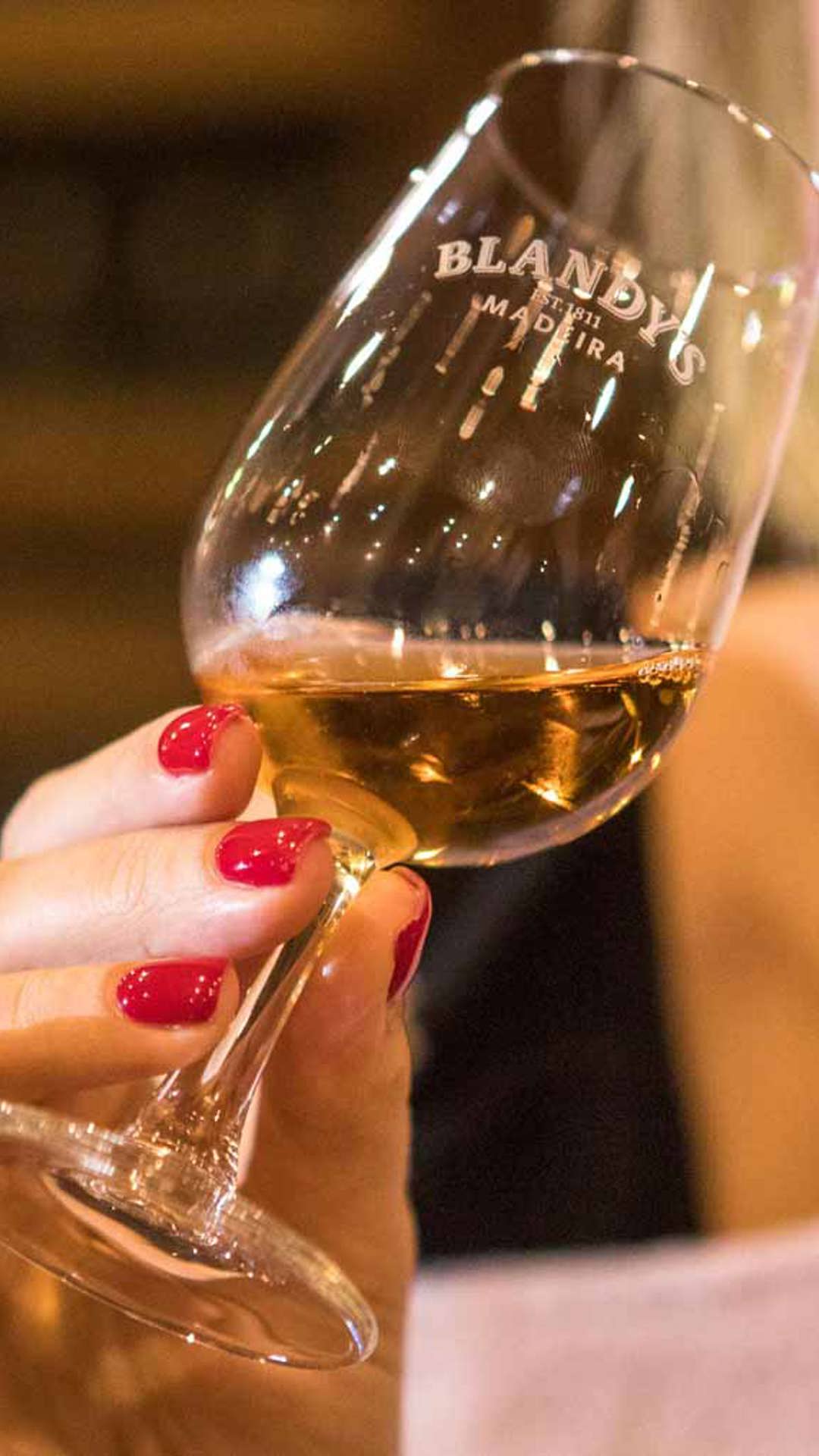Frau verkostet Madeirawein auf der Insel Madeira.