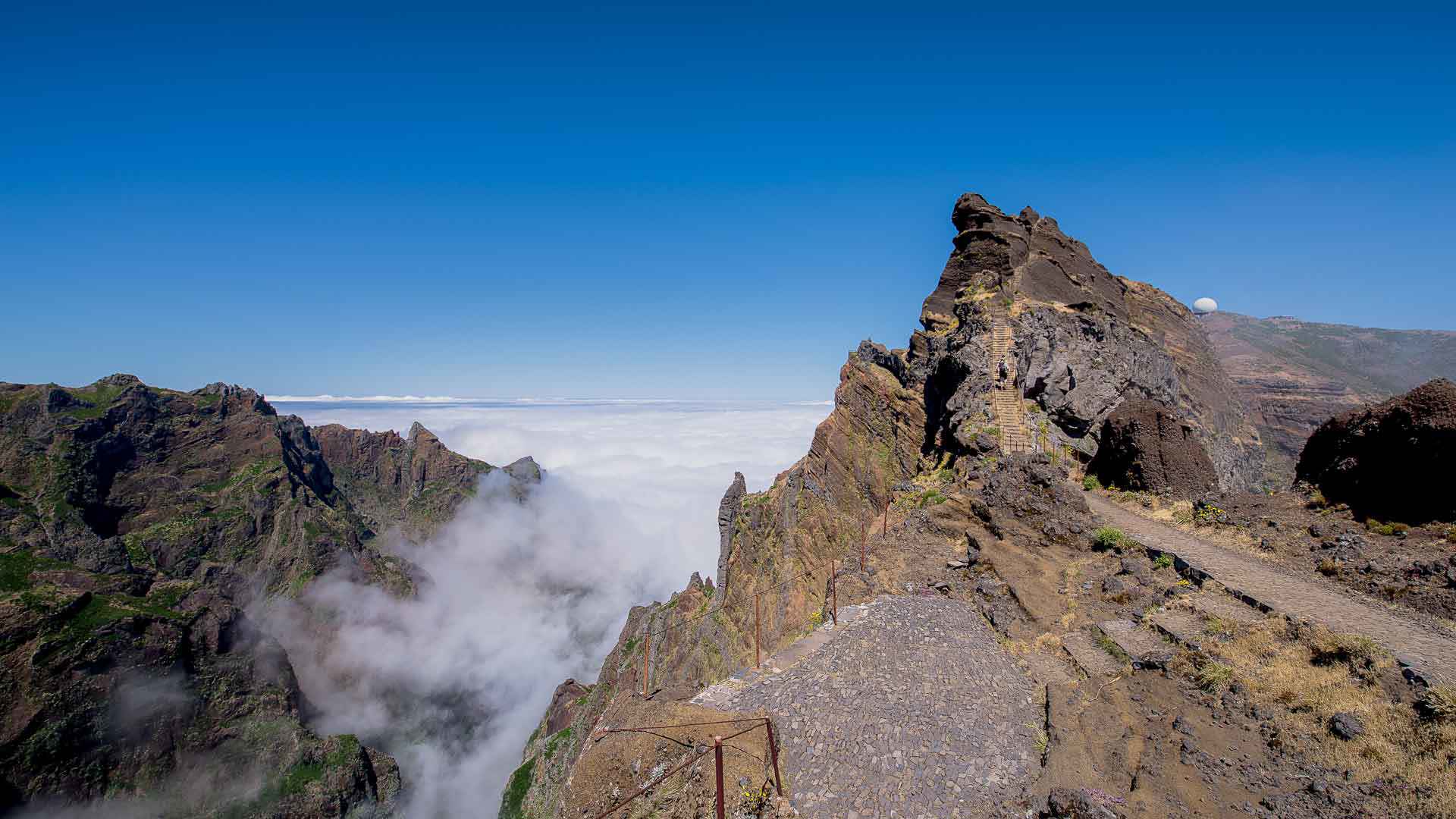 Sendero en la montaña con nubes en el paisaje de Madeira.
