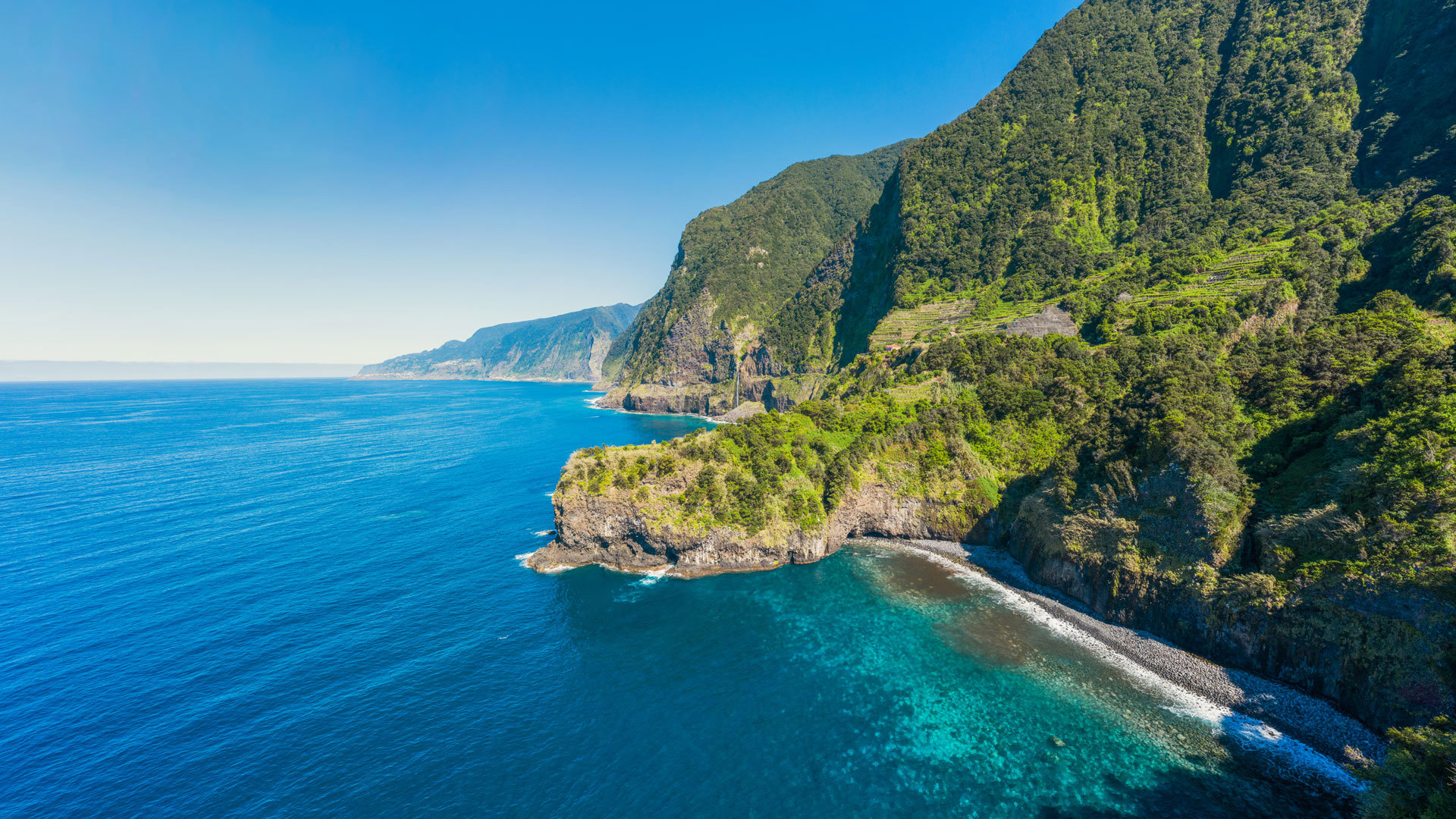 Ladera verde junto al mar en Madeira.