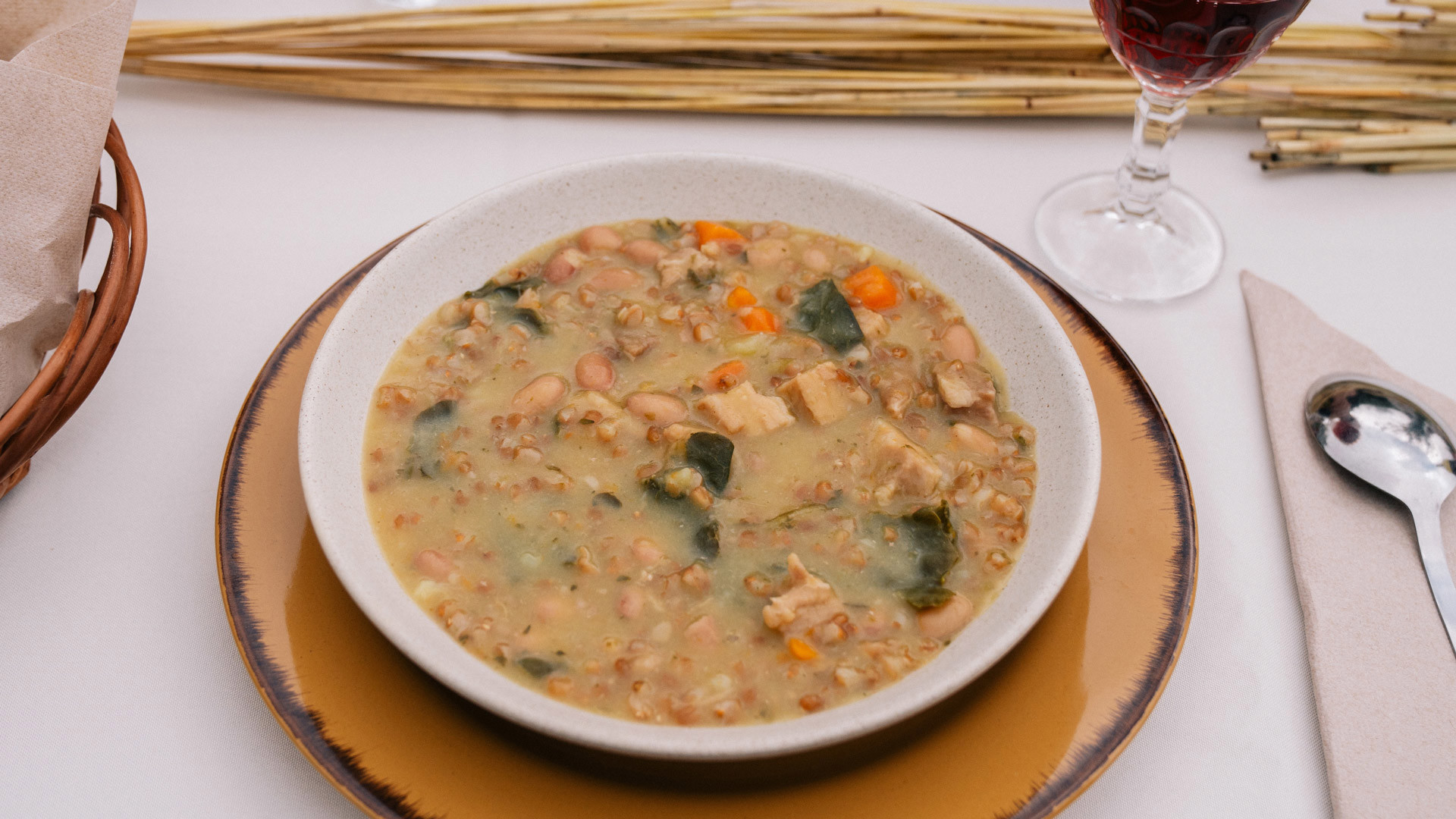 Prato de sopa de trigo servido quente.