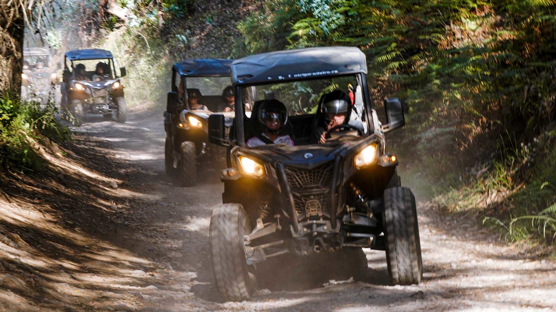 Tres buggies recorriendo un sendero de tierra durante una actividad en Madeira.