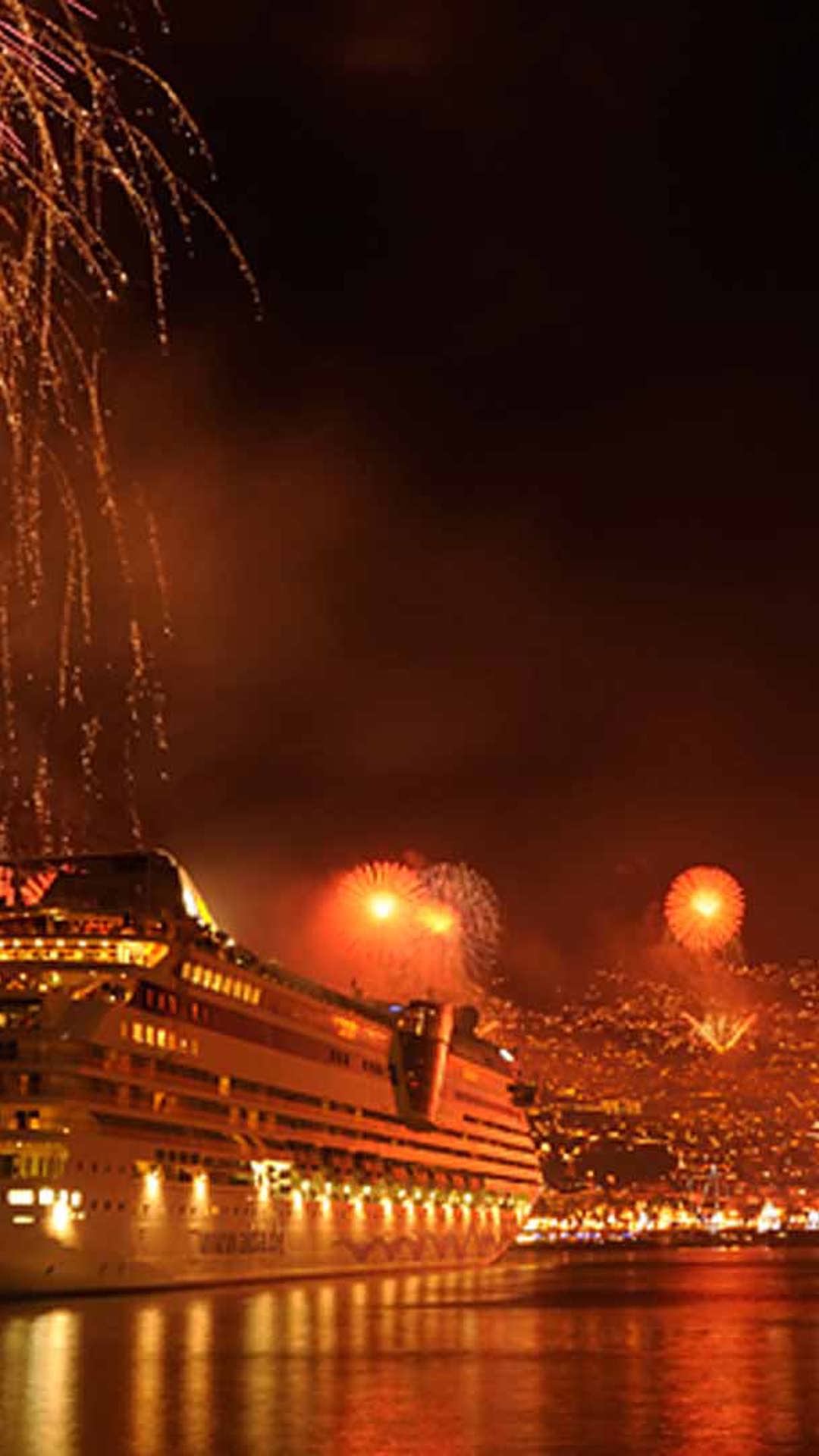 Fogo de artifício de fim de ano na baía do Funchal, Madeira.