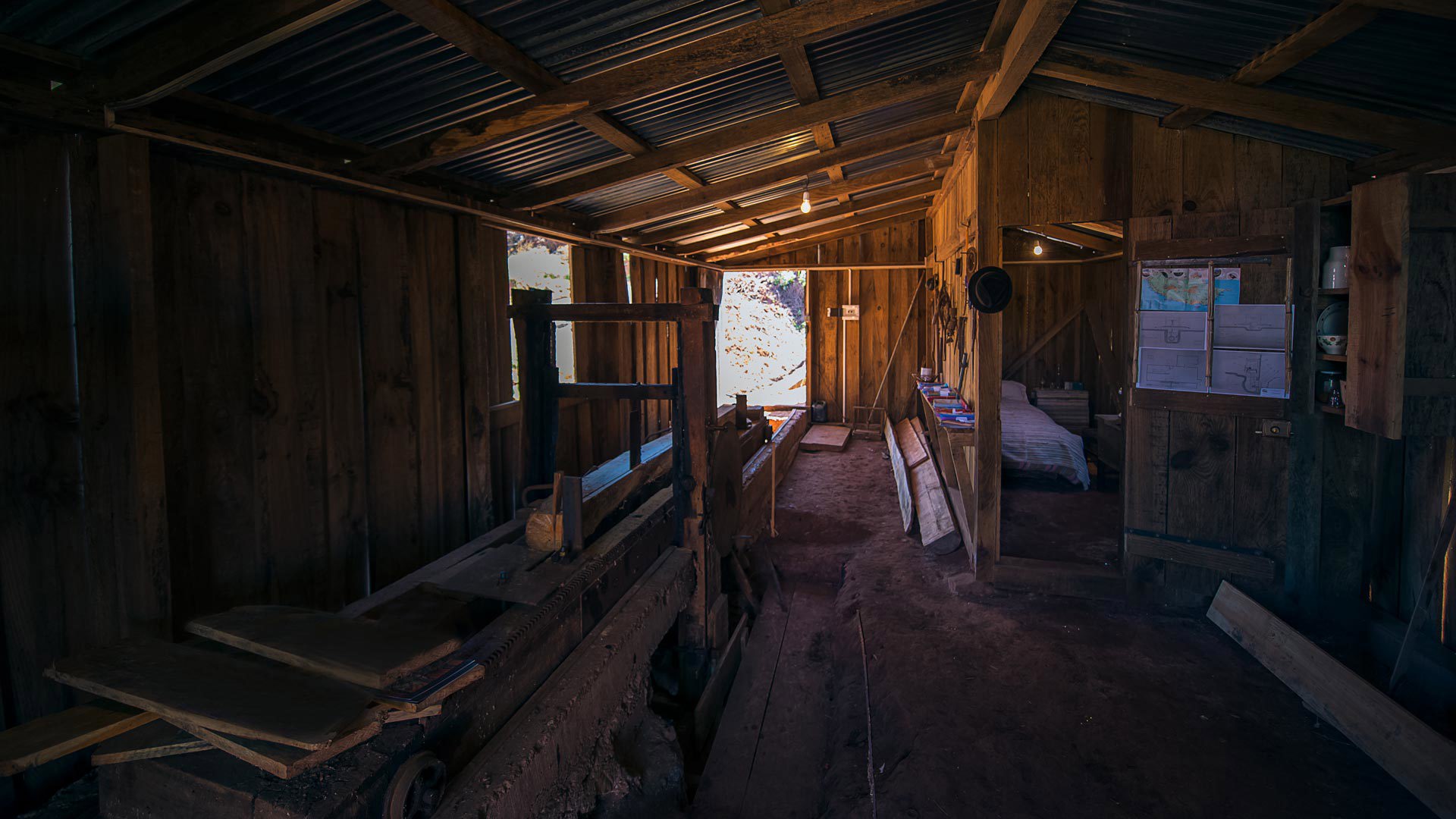 Interior de casa con estructura de madera.