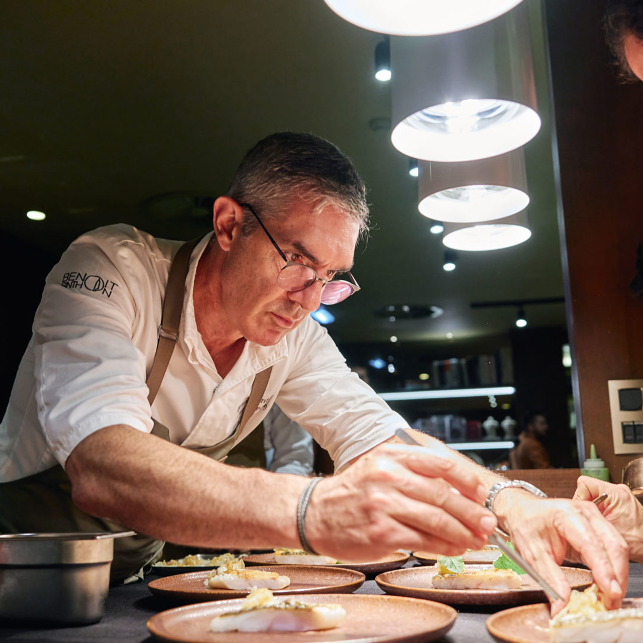 Koch präsentiert ein zeitgenössisches Fischgericht, inspiriert von der Gastronomie der Insel Madeira.